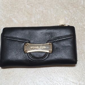 Michael Kors Black Wallet. Snap closures